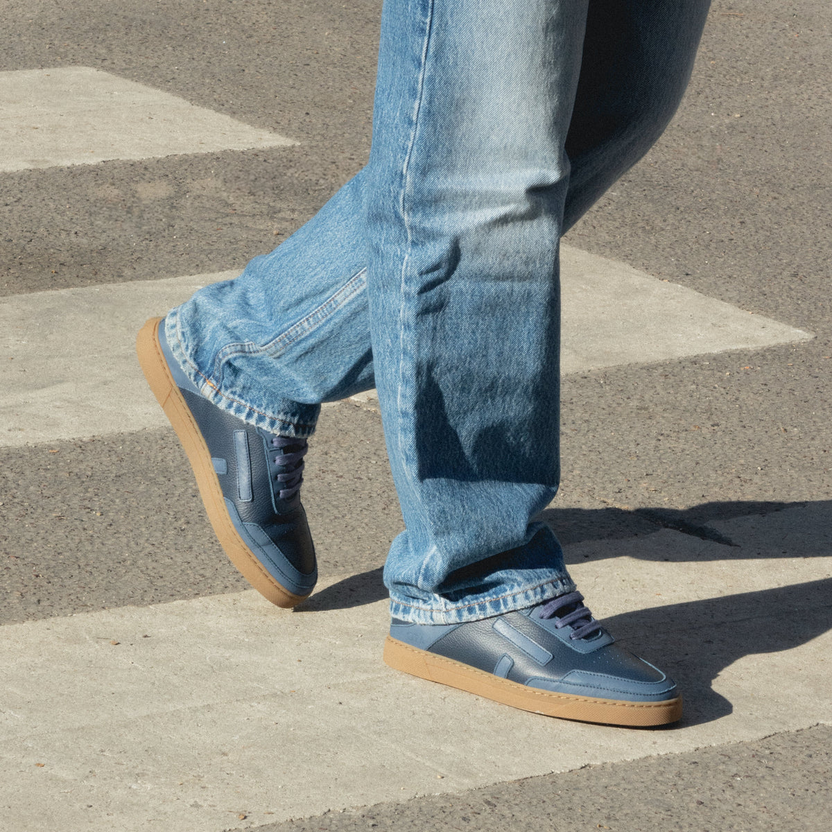 ota-on-the-asphalt-basket-sneaker-premium-hedas-midnight-line-pneu-recyclé-porté