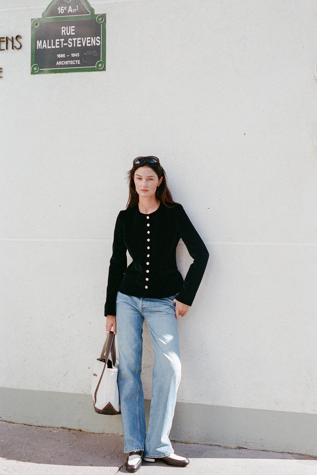 veste col rond Nicole en velours de coton noir et boutons de satin de soie blancs par Facettes Studio