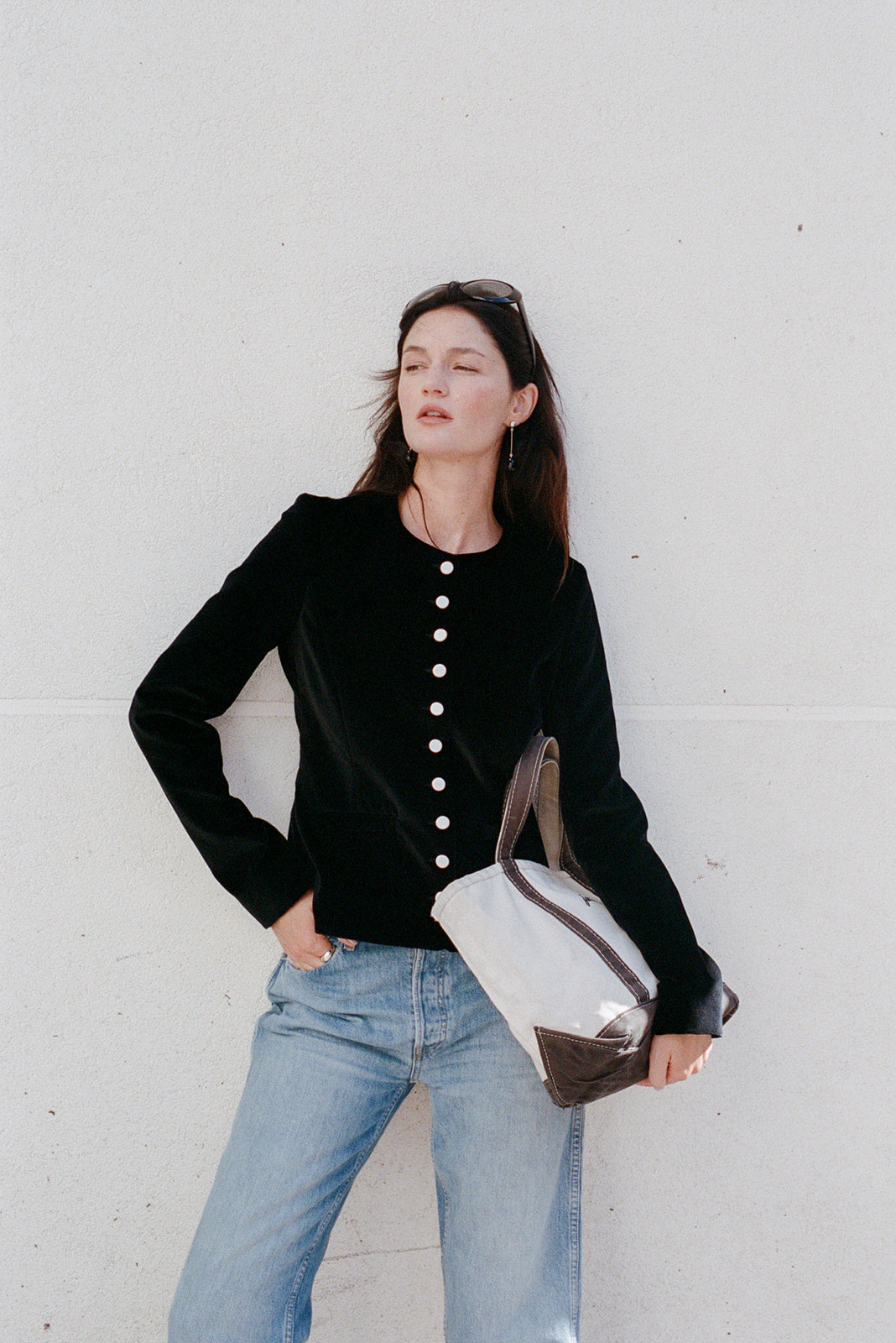 veste col rond Nicole en velours de coton noir et boutons de satin de soie blancs par Facettes Studio