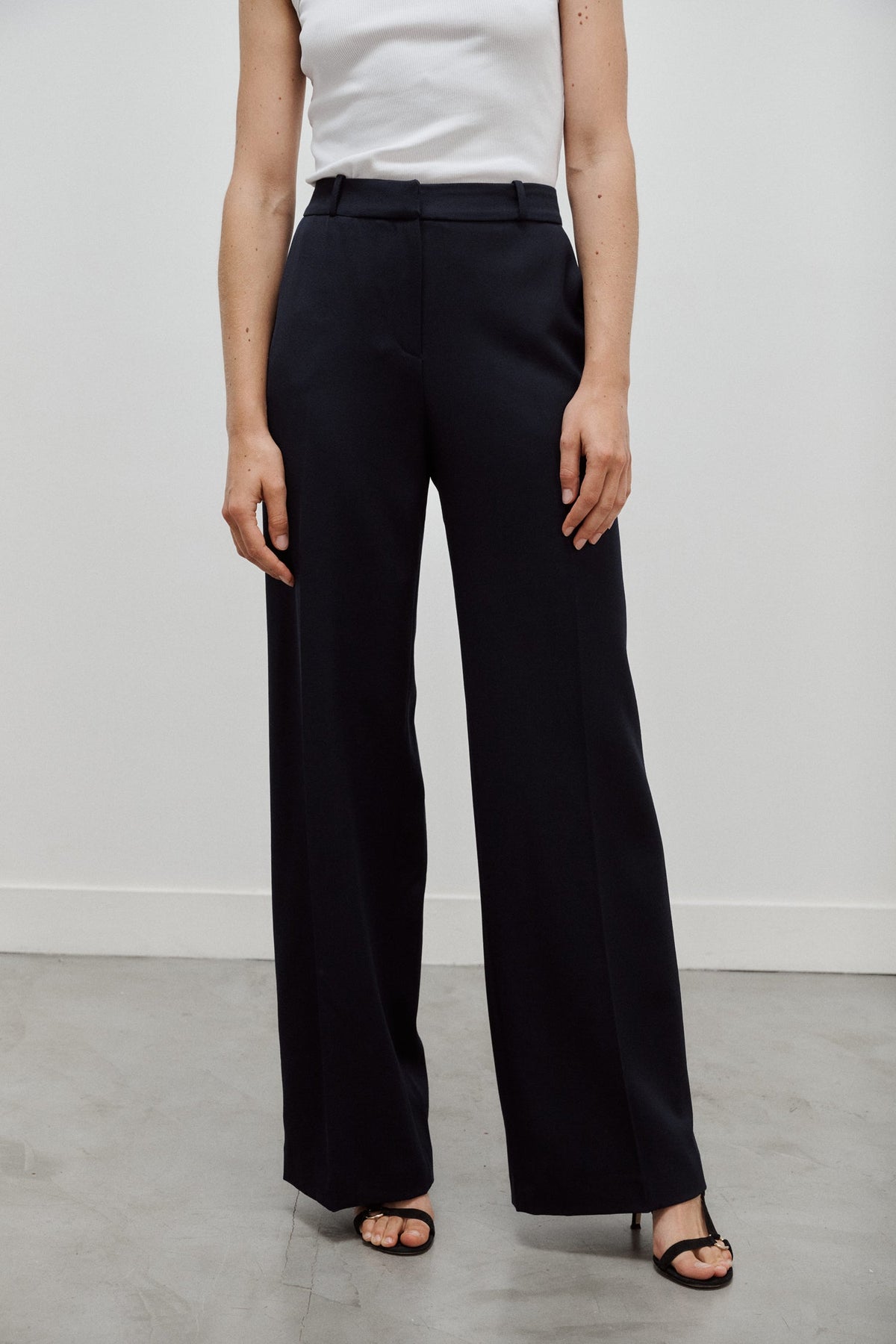 pantalon de tailleur femme en gabardine de laine bleu marine made in France - Facettes Studio