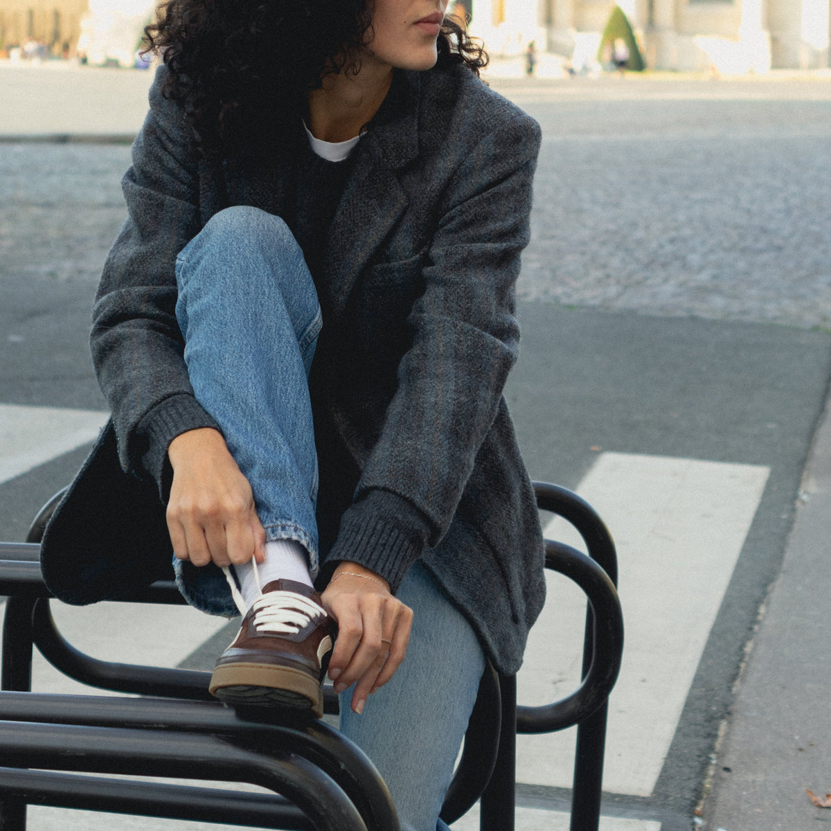 ota-on-the-asphalt-basket-sneaker-premium-hedas-deep-roast-pneu-recyclé-extérieur