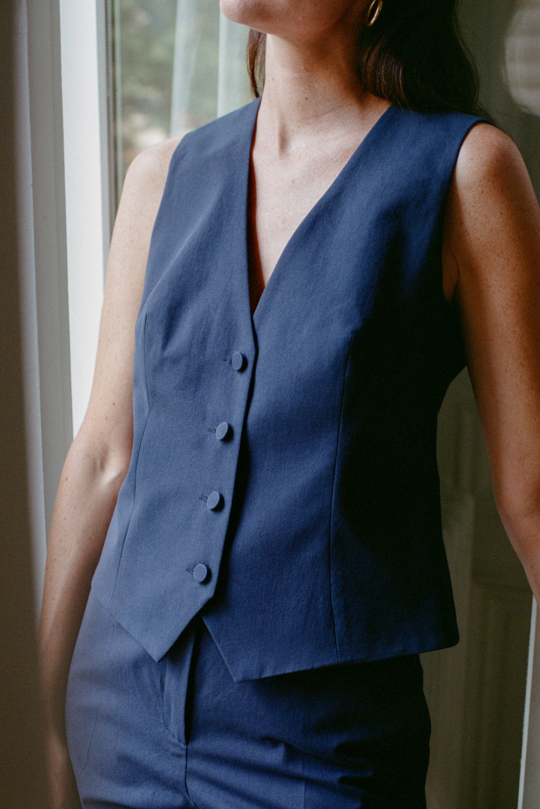 gilet costume femme Kate col V en toile de coton texturée bleu marine par Facettes Studio
