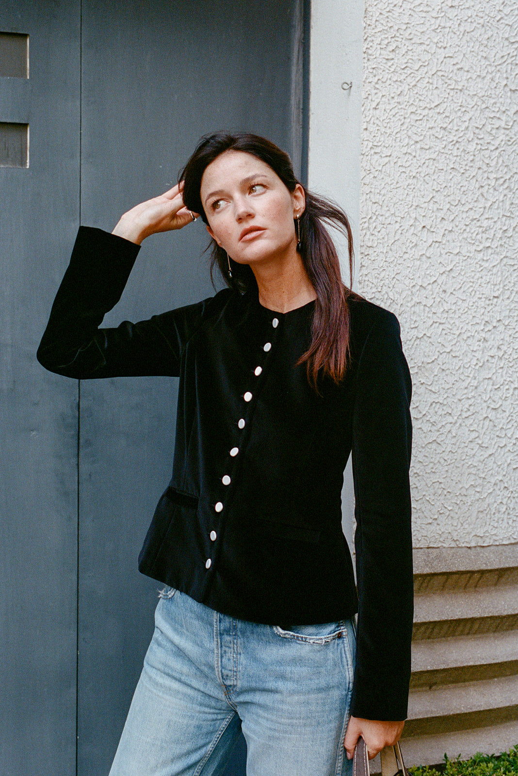 veste col rond Nicole en velours de coton noir et boutons de satin de soie blancs par Facettes Studio