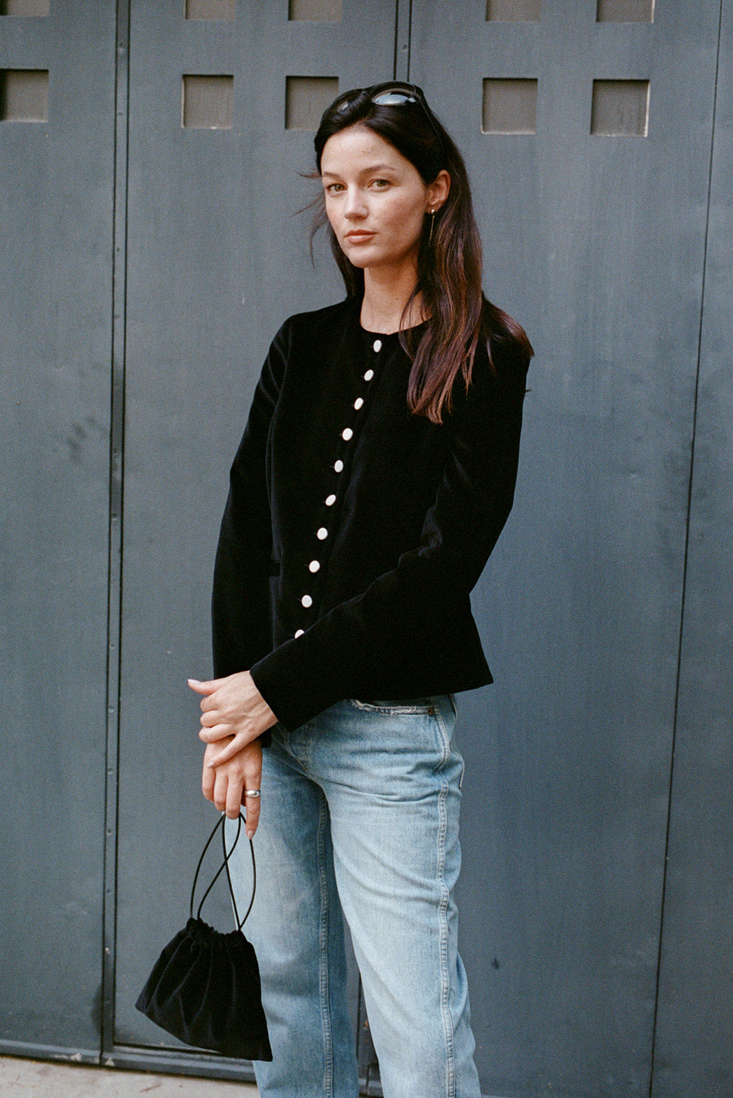 veste col rond Nicole en velours de coton noir et boutons de satin de soie blancs par Facettes Studio
