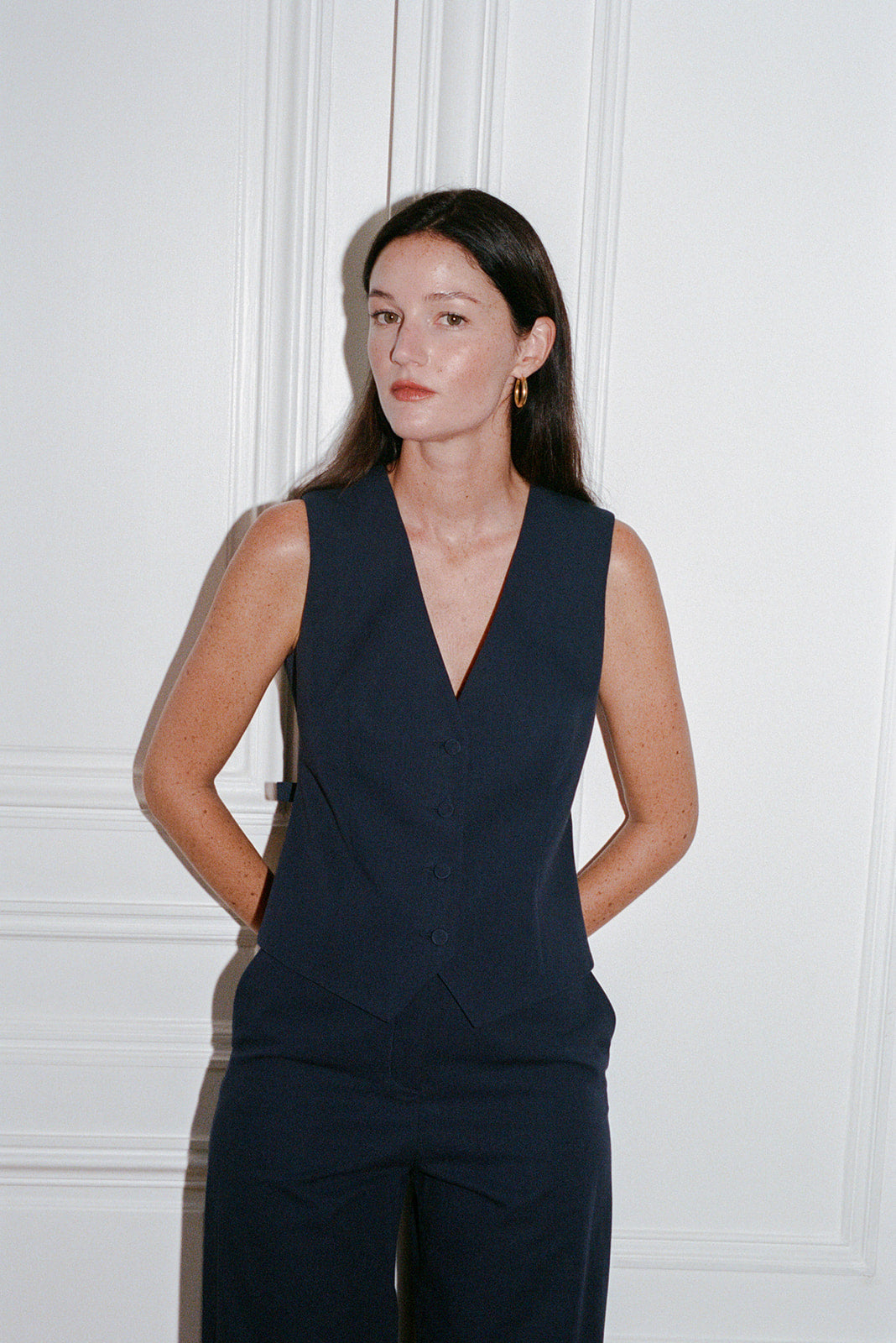 gilet costume femme col V Kate en toile de coton texturée bleu marine par Facettes Studio