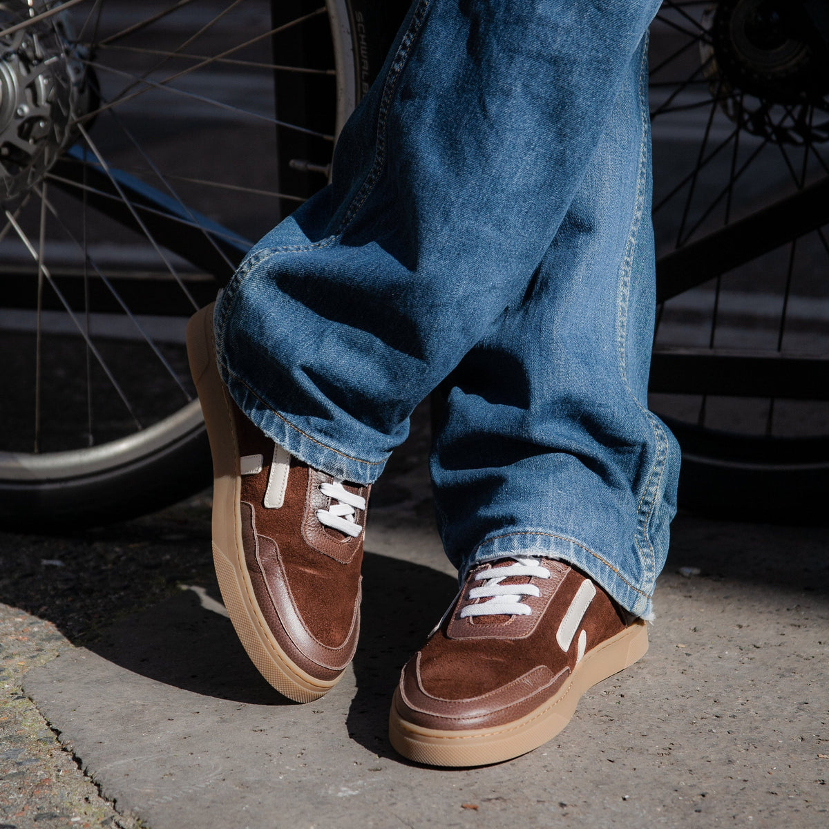 ota-on-the-asphalt-basket-sneaker-premium-hedas-deep-roast-pneu-recyclé-porté