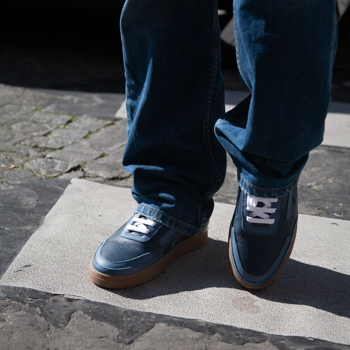 ota-on-the-asphalt-basket-sneaker-premium-hedas-midnight-line-pneu-recyclé-porté