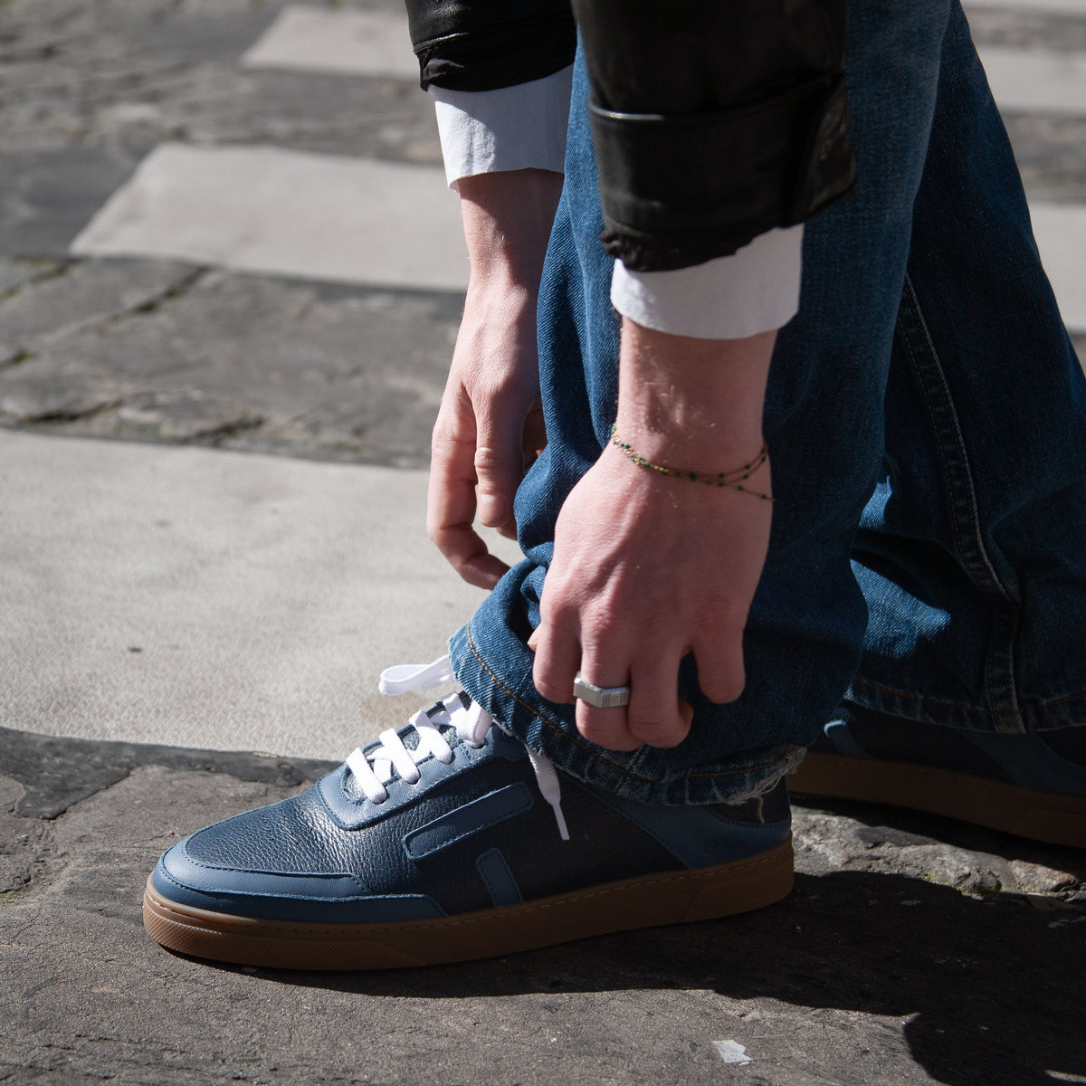 ota-on-the-asphalt-basket-sneaker-premium-hedas-midnight-line-pneu-recyclé-porté