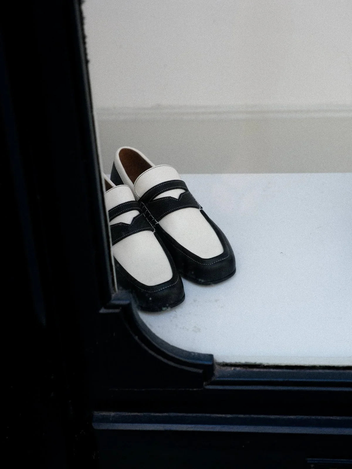 Mocassin Othilie Bicolore blanc et noir - Léopoldine de Galzain